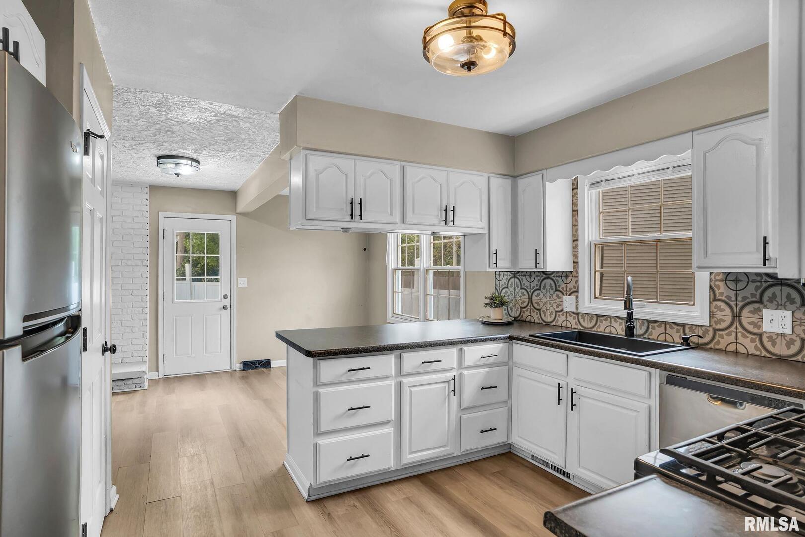3044 Jersey Ridge Road Davenport, IA 52807 - Photo 11 of 28