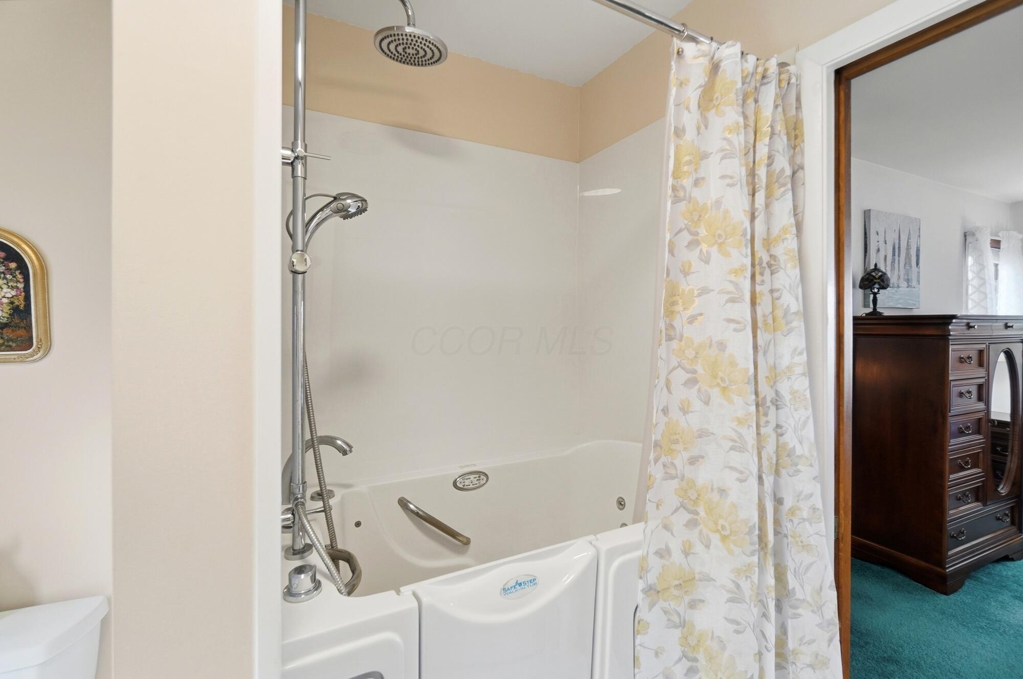 3250 South Bank Road Northeast Millersport, OH 43046 - Photo 42 of 79 Owner Suite Private Bath - 3250 South Bank Road NE, Millersport, OH 43046