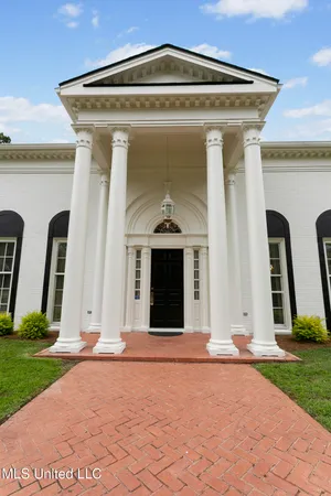 $1,016,000 | 8 12 Oaks Place, Madison, MS 39110