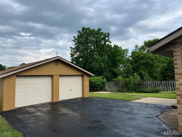 $191,500 | 2704 Greenwood Lane, Godfrey, IL 62035