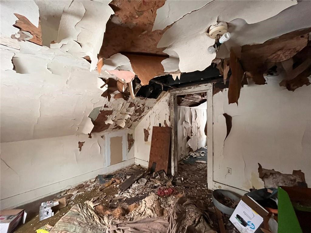 832 Oak Avenue Rochester, PA 15074 - Photo 14 of 50 a view of a entryway