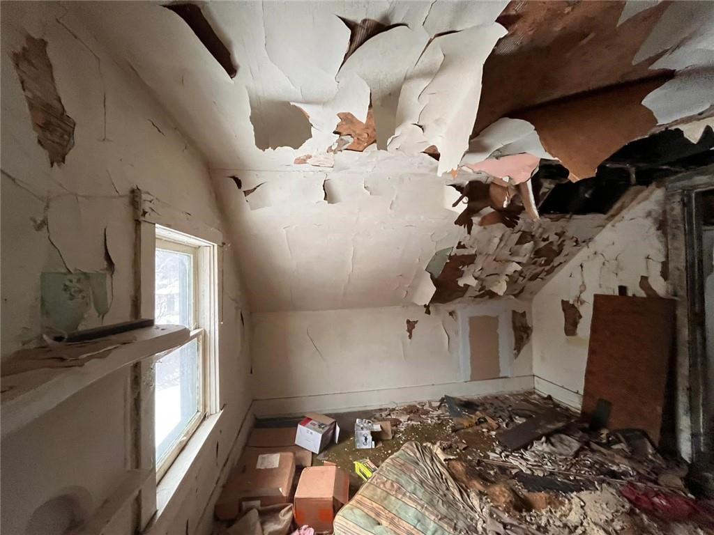 832 Oak Avenue Rochester, PA 15074 - Photo 17 of 50 a view of a entryway