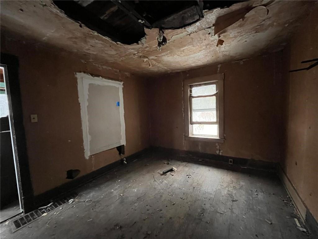 832 Oak Avenue Rochester, PA 15074 - Photo 7 of 50 an empty room with windows