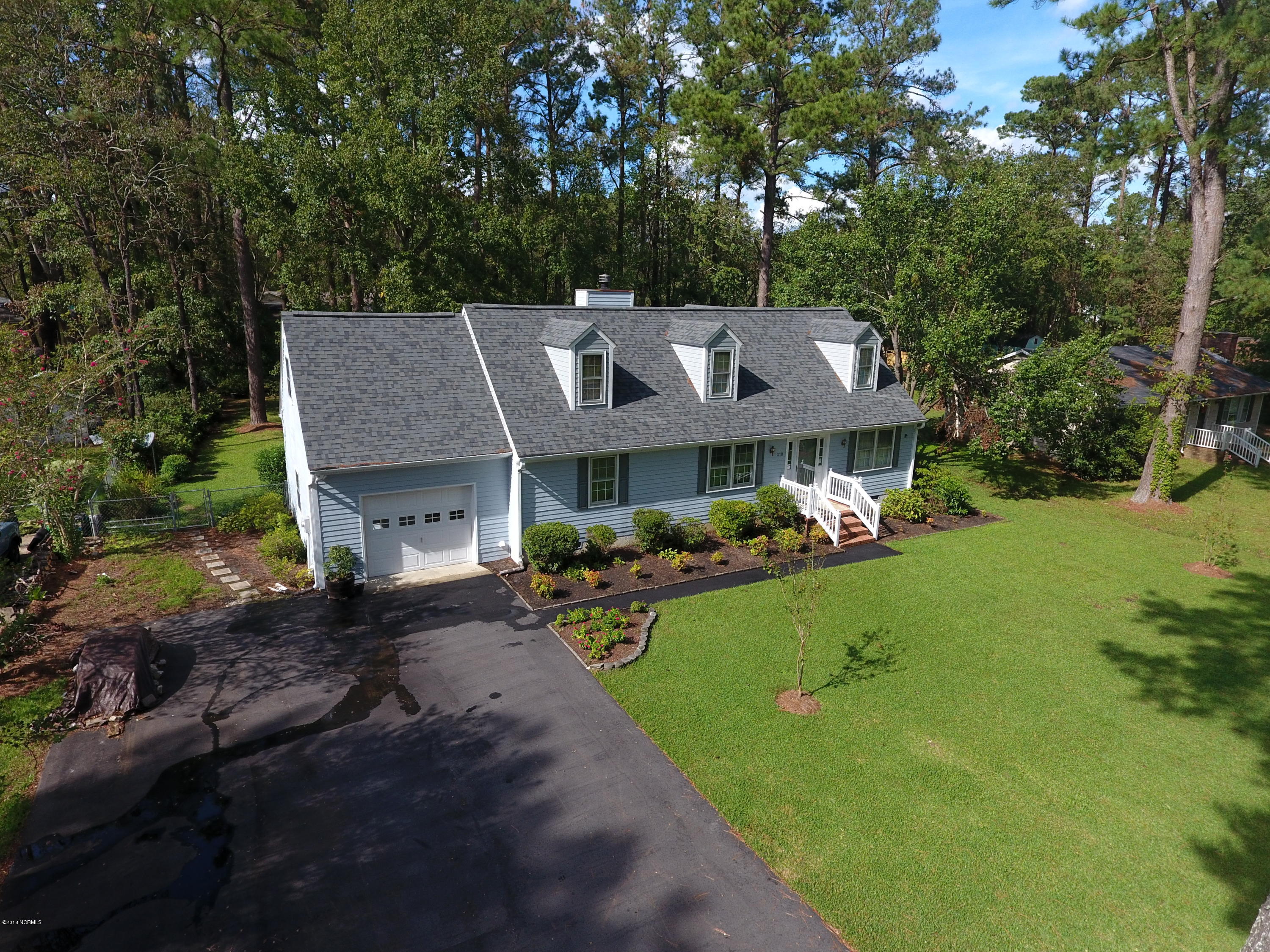 218 Gibbs Road New Bern, NC 28560 - Photo 3 of 51 Asphalt driveway