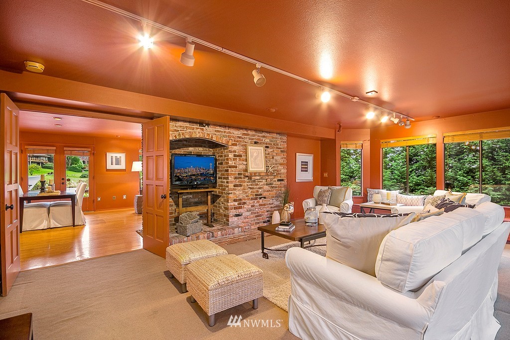 8586 Hunts Point Lane Hunts Point, WA 98004 - Photo 6 of 25