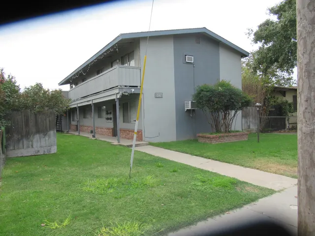 a view of a house with backyard and garden