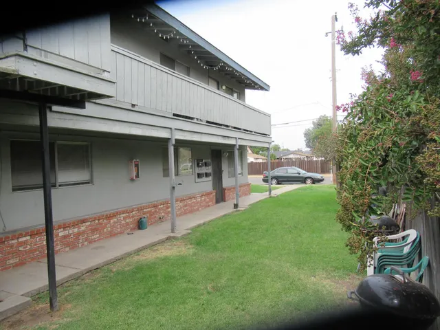 a view of a house with backyard