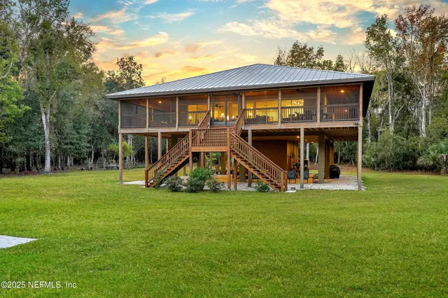 a view of a house with backyard