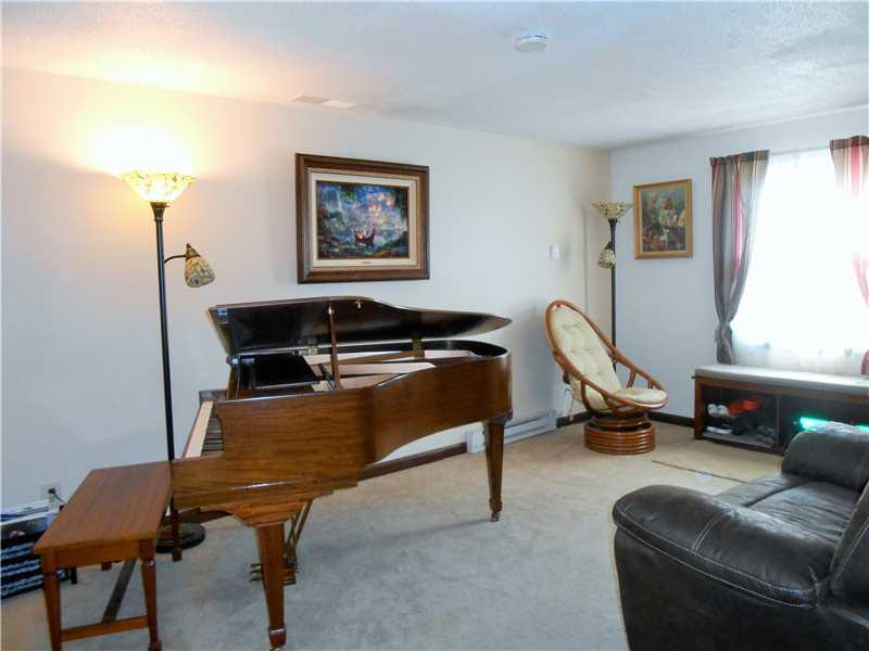 629 Game Farm Road New Castle, PA 16101 - Photo 14 of 23 Living Room.