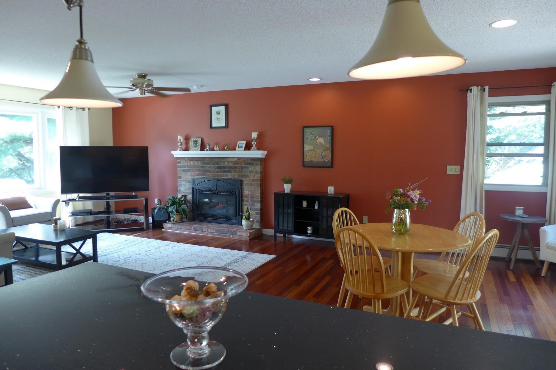 11 Oak Hill Road Shelburne, VT 05482 - Photo 5 of 29 Gallery Image 5