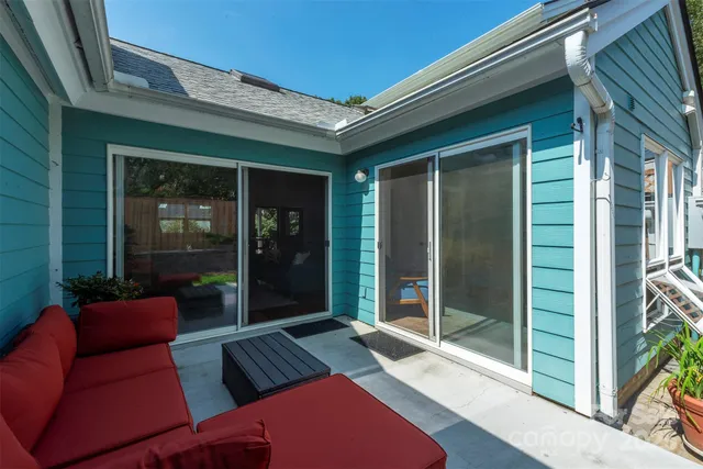a view of livingroom with furniture