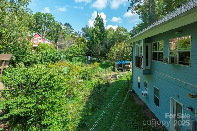 a view of a house with a backyard