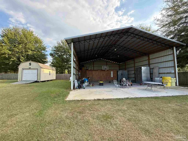 a view of back yard of the house