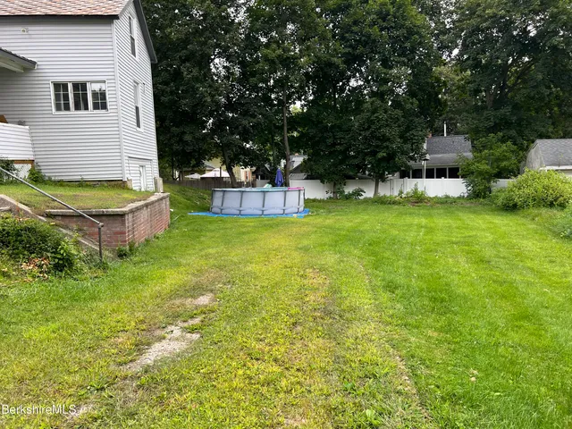 a view of a house with a backyard