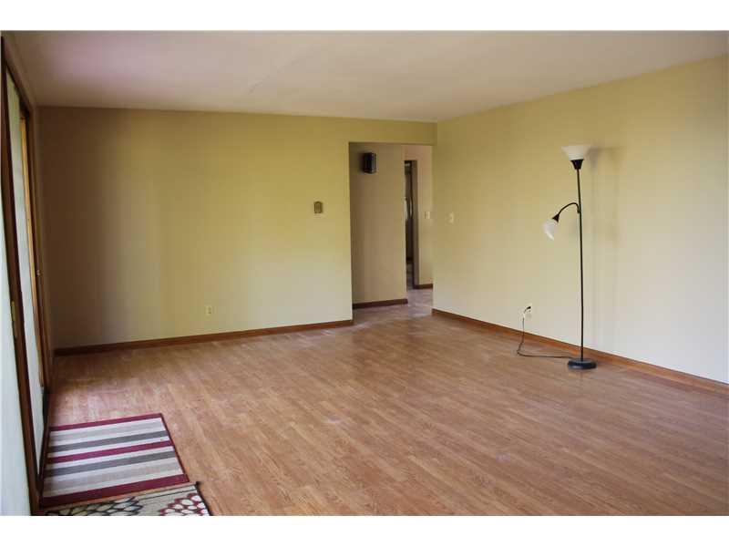 695 Deerfield Road Washington, PA 15301 - Photo 10 of 25 Living Room.