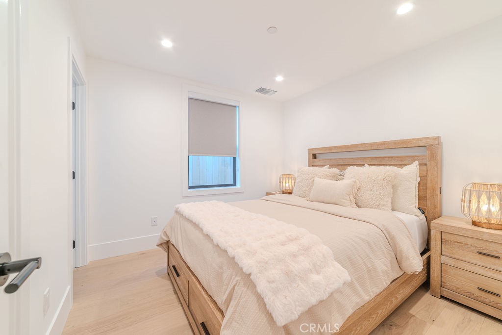 603 Acacia Avenue, Unit A Corona del Mar, CA 92625 - Photo 27 of 53 a bedroom with a bed and a night lamp