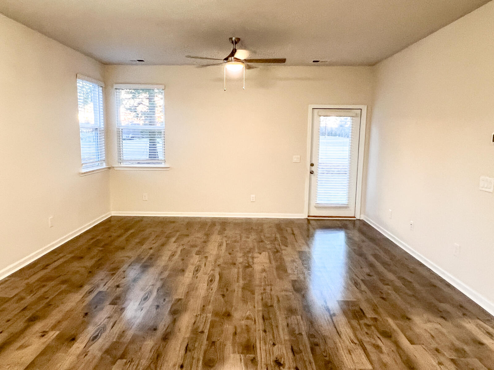 1327 Warrens Way Manning, SC 29102 - Photo 5 of 13 Living Room