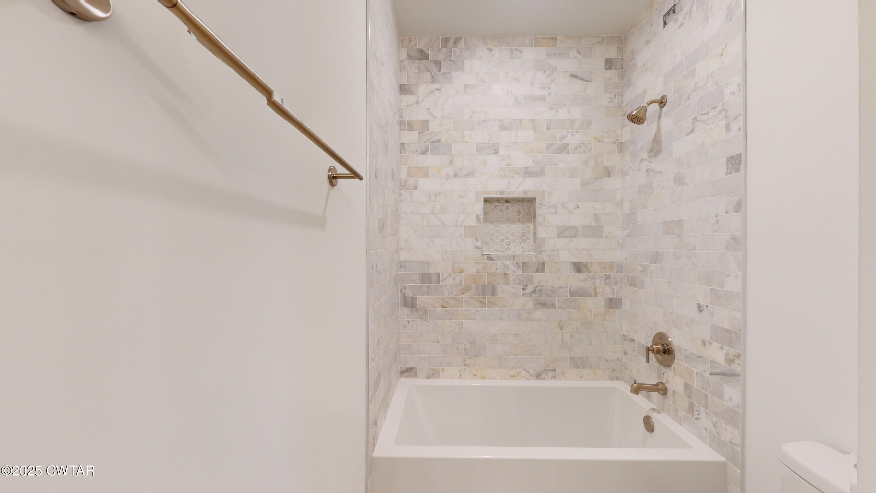 205 McCowat Street Jackson, TN 38301 - Photo 18 of 23 a bathroom with a bathtub