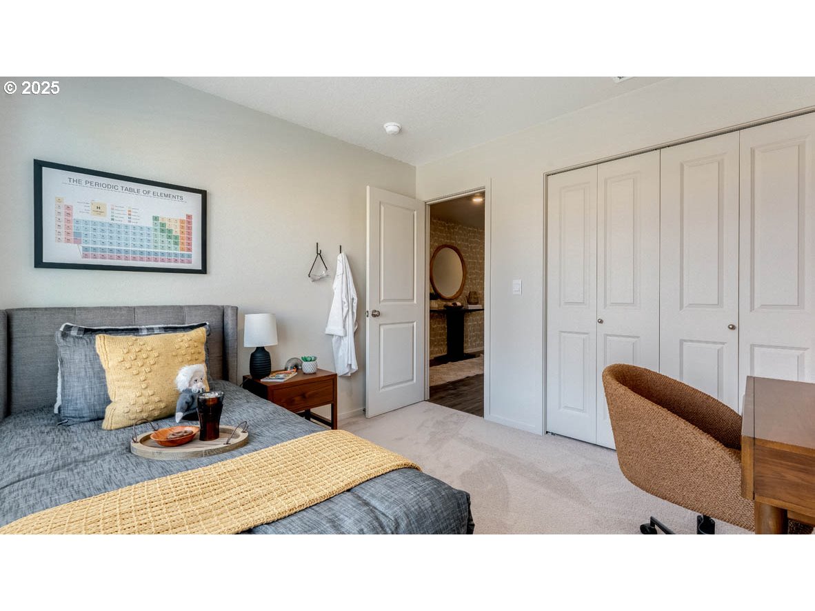 238 Greencrest Street Northeast Salem, OR 97301 - Photo 4 of 26 a living room with furniture and a potted plant