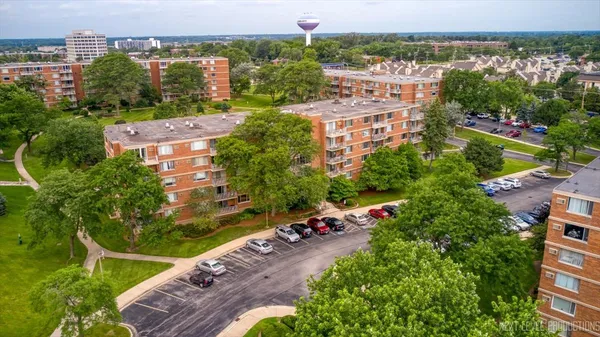 $179,900 | 2222 South Stewart Avenue, Unit 1C, Lombard, IL 60148