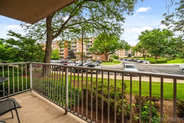 $179,900 | 2222 South Stewart Avenue, Unit 1C, Lombard, IL 60148