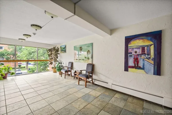 $179,900 | 2222 South Stewart Avenue, Unit 1C, Lombard, IL 60148