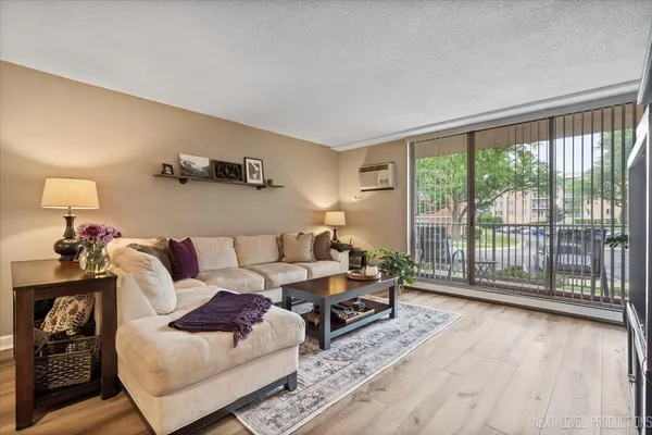 $179,900 | 2222 South Stewart Avenue, Unit 1C, Lombard, IL 60148