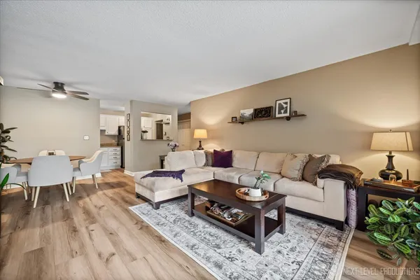 $179,900 | 2222 South Stewart Avenue, Unit 1C, Lombard, IL 60148