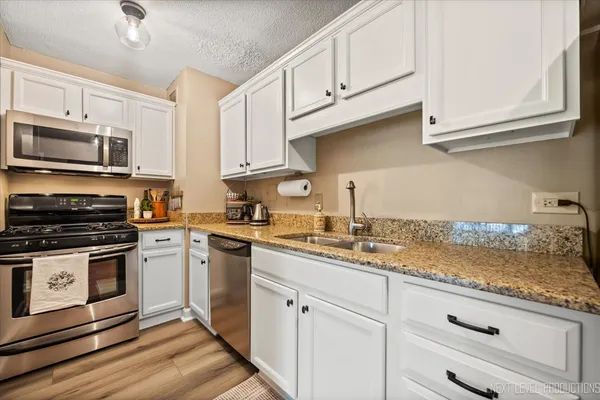 $179,900 | 2222 South Stewart Avenue, Unit 1C, Lombard, IL 60148