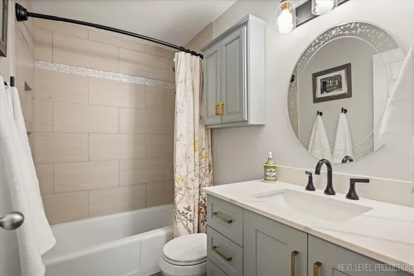 $179,900 | 2222 South Stewart Avenue, Unit 1C, Lombard, IL 60148