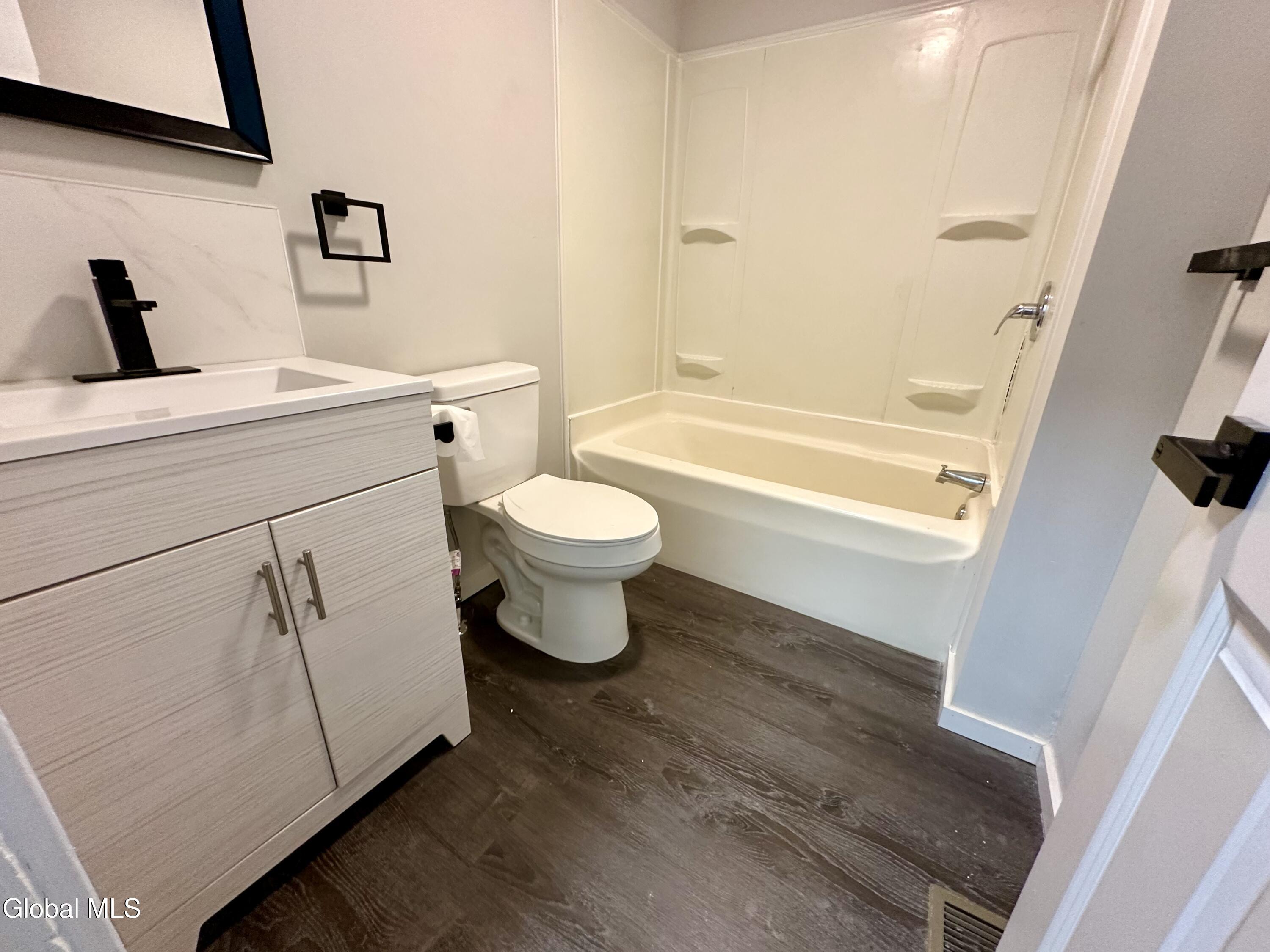 421 Summit Avenue Schenectady, NY 12307 - Photo 11 of 23 IMG_9231