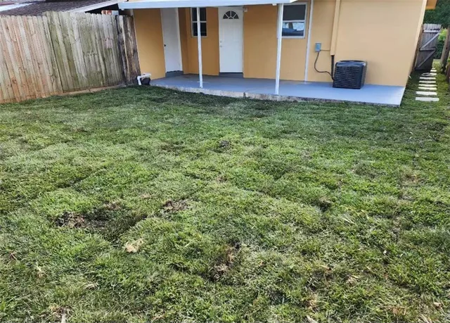 a view of a backyard