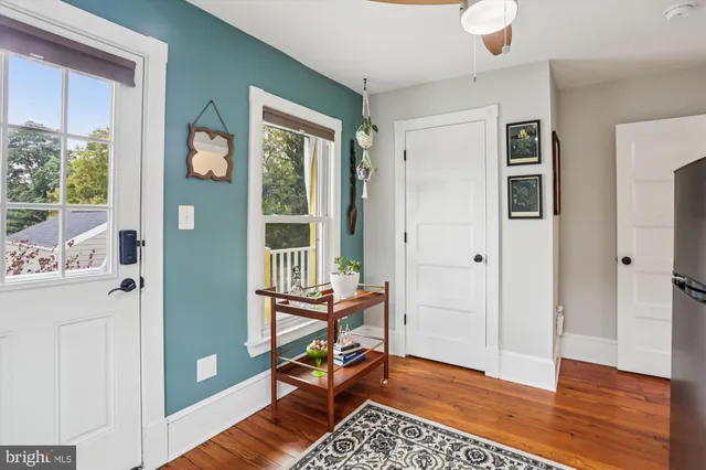 a picture of a very nice looking building