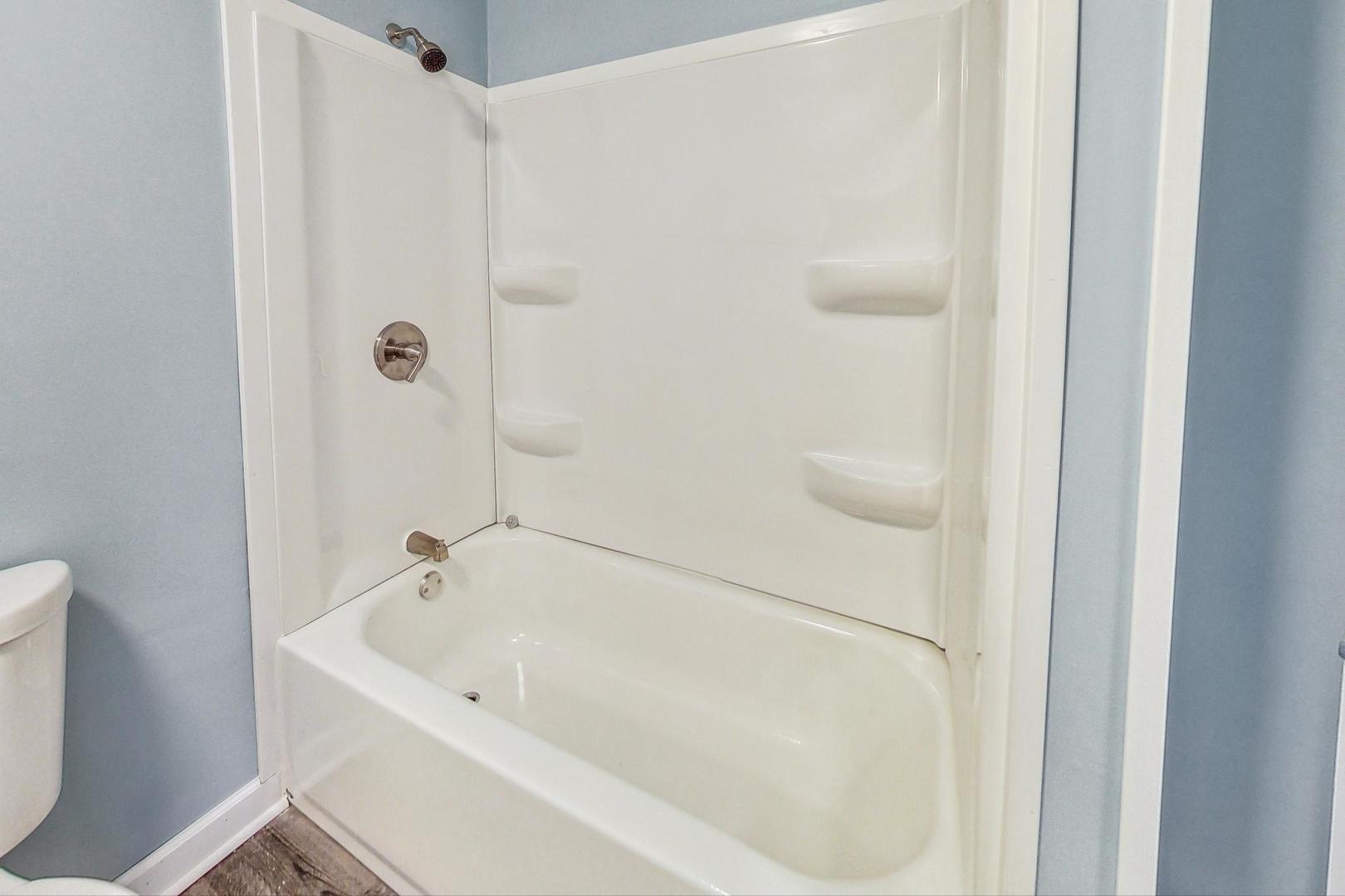 10S462 Ruth Drive Lemont, IL 60439 - Photo 18 of 24 a bathroom with a bathtub