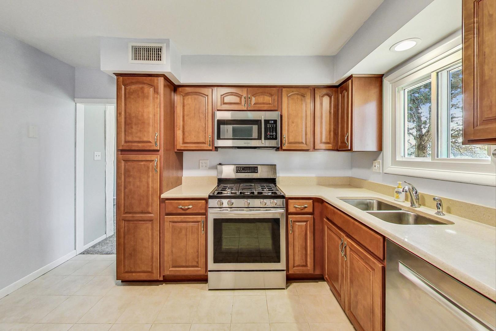 10S462 Ruth Drive Lemont, IL 60439 - Photo 8 of 24 a kitchen with a stove and a sink
