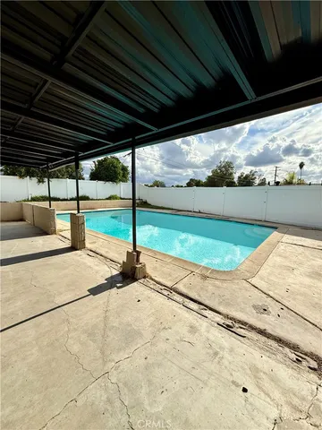 a view of a backyard