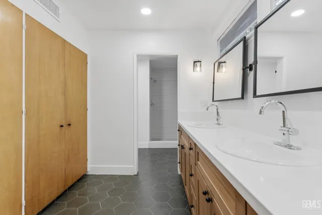 a bathroom with 2 sink and a mirror