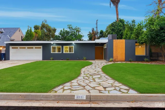 a view of a house with backyard and garden