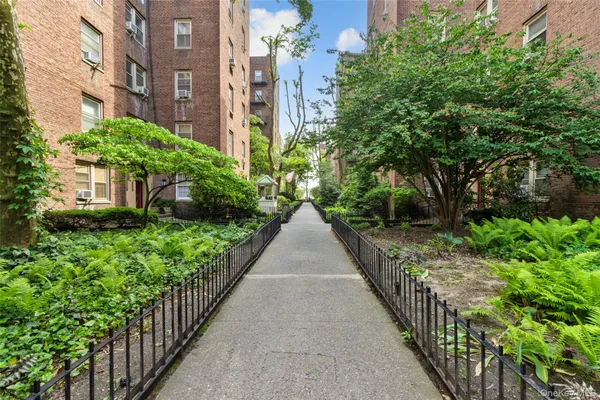 a view of a pathway with house on both side
