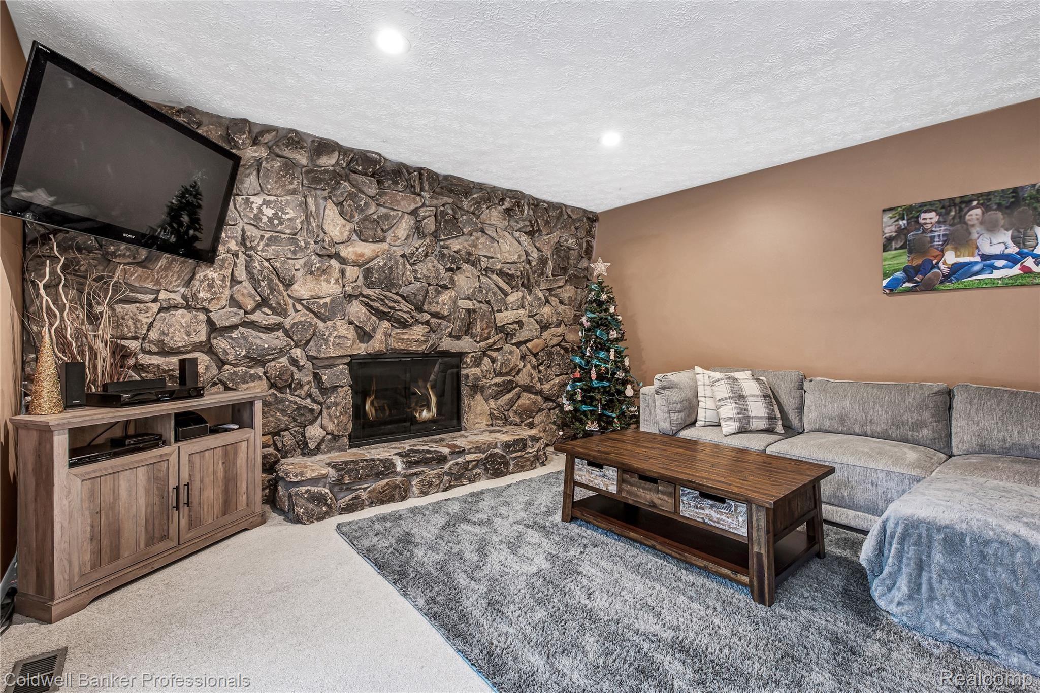 433 Lake Forest Road Rochester, MI 48309 - Photo 8 of 38 433 Lake Forest Rochester Hills8004.jpg