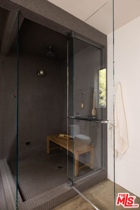 3103 Hamilton Way Los Angeles, CA 90026 - Photo 20 of 36 a bathroom with a mirror