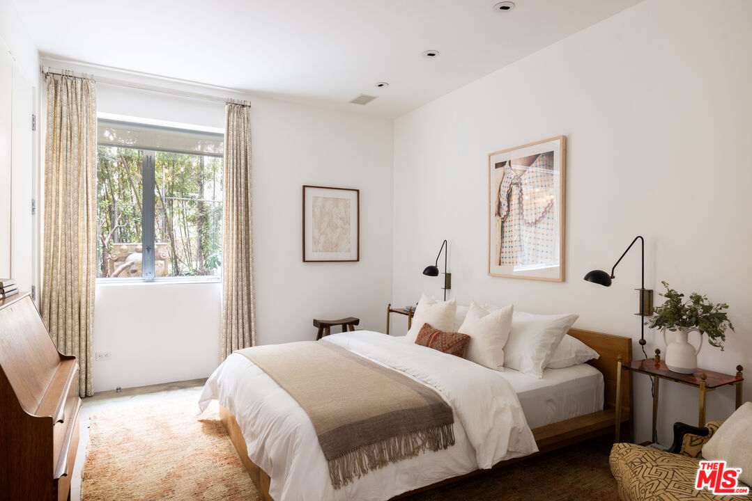 3103 Hamilton Way Los Angeles, CA 90026 - Photo 26 of 36 a bedroom with bed and window