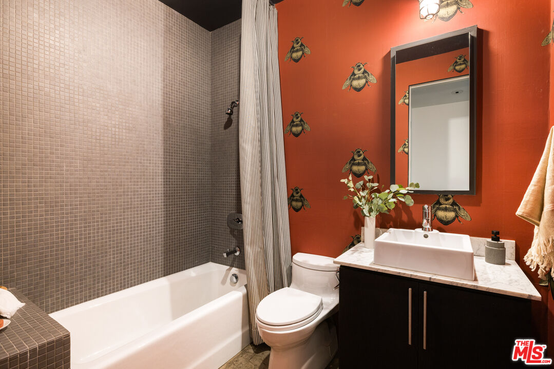 3103 Hamilton Way Los Angeles, CA 90026 - Photo 28 of 36 a bathroom with a sink a toilet and shower