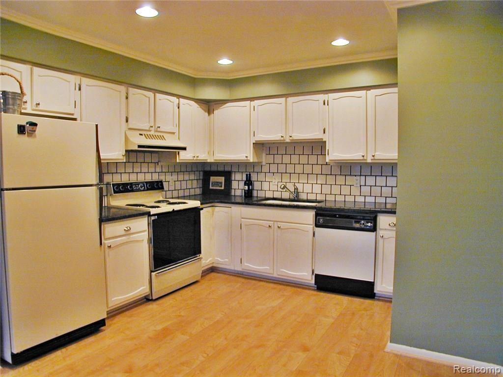 982 North Adams Road, Unit 116 Birmingham, MI 48009 - Photo 4 of 6 Kitchen.JPG