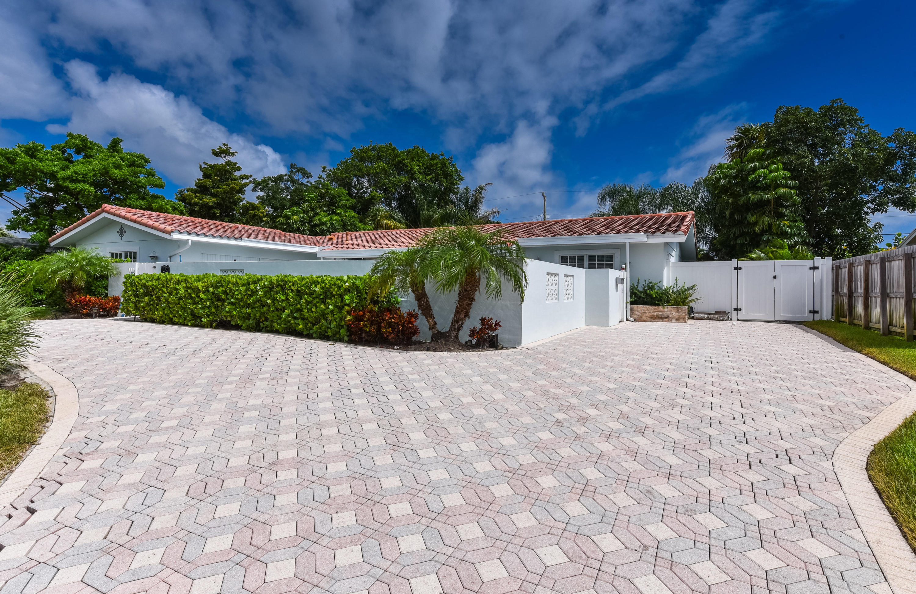 425 Marlin Road North Palm Beach, FL 33408 - Photo 4 of 27 Driveway