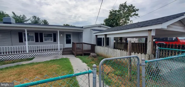 $1,955 | 816 North Commerce Avenue, Unit B, Front Royal, VA 22630