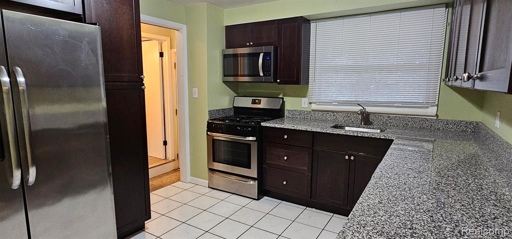 29604 Chelmsford Road Southfield, MI 48076 - Photo 7 of 27