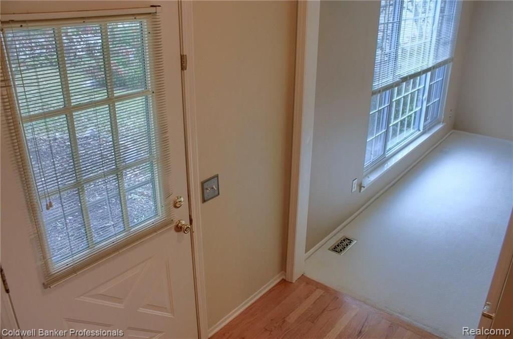 238 Parsons Lane Rochester, MI 48307 - Photo 3 of 30