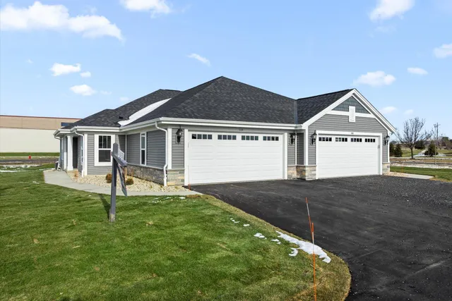 $399,900 | 504 Hunter Oaks Boulevard, Unit 1001, Watertown, WI 53094