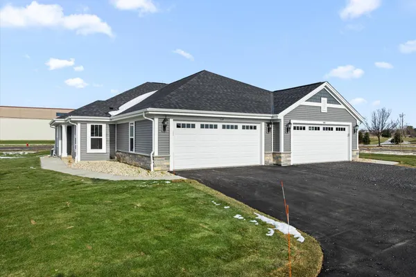 $399,900 | 504 Hunter Oaks Boulevard, Unit 1001, Watertown, WI 53094